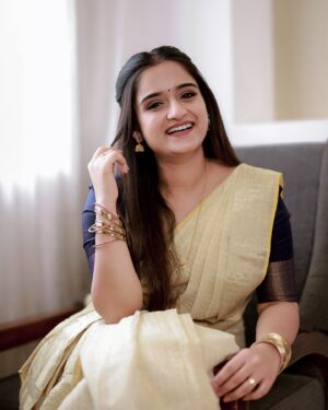 Gopika Anil Instagram - Happy Atham 😀🌸🌼
.
Happiness is wearing thalikettu saree again 😀

Pc- @reshma_photography ♥️
Mua- @pooja_vysh_makeovers ♥️

#happyatham #onamseason #onam #loveforsetsaree #keralasaree #traditional #sareelove #festival #celebrations
