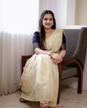 Gopika Anil Instagram - Happy Atham 😀🌸🌼
.
Happiness is wearing thalikettu saree again 😀

Pc- @reshma_photography ♥️
Mua- @pooja_vysh_makeovers ♥️

#happyatham #onamseason #onam #loveforsetsaree #keralasaree #traditional #sareelove #festival #celebrations