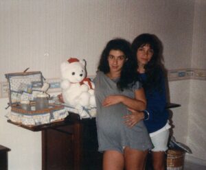 Grace Gianoukas Instagram - #ᴛʙᴛ Esperando Nikolas… com minha irmã Cynthia Gianuca. 1991