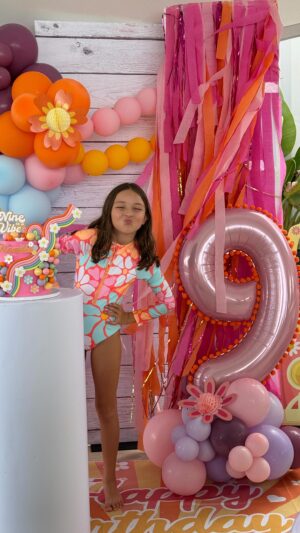 Gredmarie Colón Instagram - NINE IS A VIBE 🌸💕🌼🌈🥳🎂💖☮️🎉✌🏻

🌸 Los 9 de Kamilia🌼 Gracias a todos por tanto amor. La pasamos increíble. Infinitas gracias a mi equipo de decoración que siempre me lo dan todo. Dios les multiplique en bendiciones. 

Details:

🎈Diseño, decoración y coordinación por @profesoradorcaortiz de @eventosdydpr 

🎂 Bizcocho por Rose de @merlynsmagicevents 

🍪 Galletas por @royalandsweet 

🥳 Alquileres los consigues en @bouquet_bazaar_ 

#birthday #kamilia #celebration #happybirthday #fyp #groovy #retro #peace #love #goodvibes #9yearsold