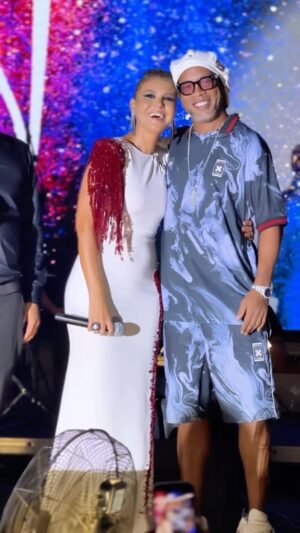 Gülben Ergen Instagram - Dünyanın gelmiş geçmiş en büyük futbolcularından Brezilyalı Ronaldinho, Kıbrıs’ta sahne aldığım @chamadaprestige de
International Summit Awards’un onur konuğuydu. 
Oğullarım için bir fotoğraf, Çocuklar Gülsün Diye Derneğimizin hayrına kullanmak üzere de bir imzalı top aldım kendisinden. 

@ronaldinho @kurban_akar @cocuklargulsundiye @internationalsummitawards 
@ertemsener 

#ronaldinho ✌🏼