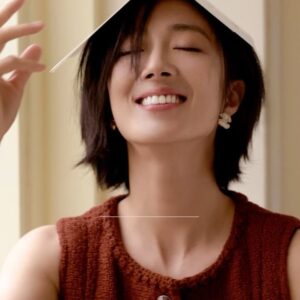 Gwei Lun-mei Instagram - Posted  @voguetaiwan 收到新唇膏了！小鎂迫不急待要來與VOGUE讀者一起開箱史上最會說故事的「康朋街 31 號 唇膏」，解鎖香奈兒絕美色彩。全新的霧面織紋與質地，一抹高級的絲絨霧光，搭配獨一無 二的玻璃管身，呼應著香奈兒傳奇故事裡各種意象的色號命名，一切都已經太浪漫。
戴上耳機往後滑，快來聽聽小鎂怎麼說...

My color: #13 Jersey 自由旅程

#voguepresents 
#31LEROUGE #CHANELMakeup @chanel.beauty