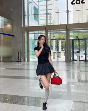 Gyeongree Instagram - 주말 다들 뭐해? 두시탈출 컬투쇼에서 만나요오 🤍