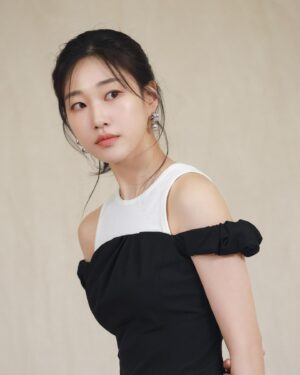 Ha Yoon-kyung Instagram - 🖤