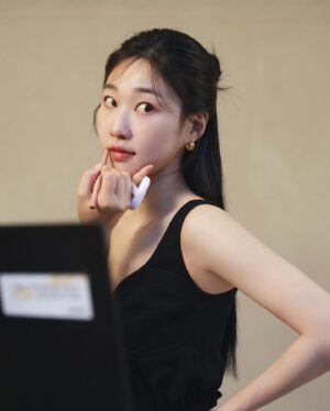 Ha Yoon-kyung Instagram - 🖤