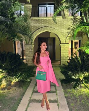 Haifa Wehbe Instagram - بمبي 💗🌸💗

#summer #pink #love #northcoast  #oscardelarenta 
#haifawehbe 
#هيفاء_وهبي #الساحل_الشمالي