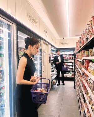Ham Eun-jeong Instagram - 밤 10시를 넘긴 시각
영화제 참석 후 편의점 털기