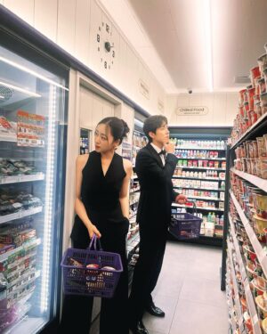 Ham Eun-jeong Instagram - 밤 10시를 넘긴 시각
영화제 참석 후 편의점 털기