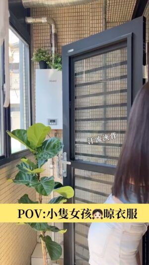 Hami Chiang Instagram - 小隻女孩才懂的，曬衣困擾！！🥲🥲
每次跟別人說曬衣服很累，大家都不相信

我決定拍成影片，讓你們知道155cm的辛苦！
看到了吧！爬進洗衣機！棉被拖地、練舉重等等
 
還好😅裝上HCG 電動升降曬衣機，
以上煩惱皆消失，晾衣服超輕鬆😎
按鈕輕鬆點➡️調控衣桿升降高度
伸縮衣桿➡️曬棉被再也不費力
亮白LED燈➡️夜晚曬衣也不怕
使用原本電燈電源➡️不必花錢額外拉線
果然科技可以使人進步！
 
HCG和成線上購物 @hcgec 
這台 「🔎電動曬衣機-實用單桿款」現在特價萬元有找
還能分期0利率，輕鬆入手，打關鍵字搜尋看看吧
 
#小隻女 #小資女 #小隻女孩 #長高 #曬衣服 #矮 #HCG #電動曬衣機 #電動晾衣桿 #taipei  #陽台