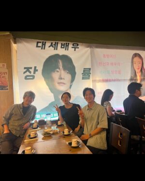 Han Seon-hwa Instagram - 영화 최악의 하루, 더테이블.. 
내가 너무나 좋아하는 영화들인데
나도 저 감성안에 폭 빠지고 싶다.. 
김종관 감독님 작품 해보고 싶다.. 했었는데 .. 
상미, 열심히 잘해볼게요 
잘해보자,상미 
#격하게반겨주신비리프연출팀제작팀조감독님감사해요
#응원해준뮤즈우진오빠너무고마워,위스키도..