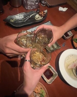 Han Seon-hwa Instagram - 영화 최악의 하루, 더테이블.. 
내가 너무나 좋아하는 영화들인데
나도 저 감성안에 폭 빠지고 싶다.. 
김종관 감독님 작품 해보고 싶다.. 했었는데 .. 
상미, 열심히 잘해볼게요 
잘해보자,상미 
#격하게반겨주신비리프연출팀제작팀조감독님감사해요
#응원해준뮤즈우진오빠너무고마워,위스키도..