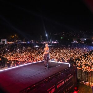 Hande Yener Instagram - Dün İzmir Fuarı💥
Orkestra 
@umitkuzer 
@arikansirakaya 
@merttug 
@ozansariboga 
@can___alper 
@naztaskinbas 
@idilagaoglu 
@7nekt 
Teknik 
@alicanaliertas 
@aktncyy 
@grozmusic 
Işık 
@mustafa.kap 
Sahne amiri @iskender_stage 
Saç : @mehmettiren 
Makyaj : @akinstayn 
Styling :  @lorysstyling 
Bustier @gizemaltayy_ 
Fotoğraflar : @canndervisoglu
@caglarraw @tuqb3rk 
Koreograf @mertbalturk 
Dansçılar 
@mertbalturk 
@izmirtenim 
@gulogluburcu 
@efetankiz 
@toygun.klnc 
@kaya.godfrey 
@kayagmze1