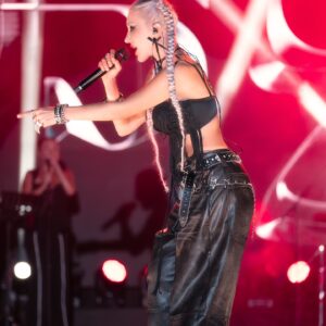 Hande Yener Instagram - Dün İzmir Fuarı💥
Orkestra 
@umitkuzer 
@arikansirakaya 
@merttug 
@ozansariboga 
@can___alper 
@naztaskinbas 
@idilagaoglu 
@7nekt 
Teknik 
@alicanaliertas 
@aktncyy 
@grozmusic 
Işık 
@mustafa.kap 
Sahne amiri @iskender_stage 
Saç : @mehmettiren 
Makyaj : @akinstayn 
Styling :  @lorysstyling 
Bustier @gizemaltayy_ 
Fotoğraflar : @canndervisoglu
@caglarraw @tuqb3rk 
Koreograf @mertbalturk 
Dansçılar 
@mertbalturk 
@izmirtenim 
@gulogluburcu 
@efetankiz 
@toygun.klnc 
@kaya.godfrey 
@kayagmze1