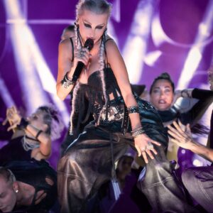 Hande Yener Instagram - Dün İzmir Fuarı💥
Orkestra 
@umitkuzer 
@arikansirakaya 
@merttug 
@ozansariboga 
@can___alper 
@naztaskinbas 
@idilagaoglu 
@7nekt 
Teknik 
@alicanaliertas 
@aktncyy 
@grozmusic 
Işık 
@mustafa.kap 
Sahne amiri @iskender_stage 
Saç : @mehmettiren 
Makyaj : @akinstayn 
Styling :  @lorysstyling 
Bustier @gizemaltayy_ 
Fotoğraflar : @canndervisoglu
@caglarraw @tuqb3rk 
Koreograf @mertbalturk 
Dansçılar 
@mertbalturk 
@izmirtenim 
@gulogluburcu 
@efetankiz 
@toygun.klnc 
@kaya.godfrey 
@kayagmze1