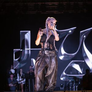 Hande Yener Instagram - Dün İzmir Fuarı💥
Orkestra 
@umitkuzer 
@arikansirakaya 
@merttug 
@ozansariboga 
@can___alper 
@naztaskinbas 
@idilagaoglu 
@7nekt 
Teknik 
@alicanaliertas 
@aktncyy 
@grozmusic 
Işık 
@mustafa.kap 
Sahne amiri @iskender_stage 
Saç : @mehmettiren 
Makyaj : @akinstayn 
Styling :  @lorysstyling 
Bustier @gizemaltayy_ 
Fotoğraflar : @canndervisoglu
@caglarraw @tuqb3rk 
Koreograf @mertbalturk 
Dansçılar 
@mertbalturk 
@izmirtenim 
@gulogluburcu 
@efetankiz 
@toygun.klnc 
@kaya.godfrey 
@kayagmze1