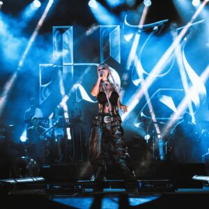 Hande Yener Instagram - Dün İzmir Fuarı💥
Orkestra 
@umitkuzer 
@arikansirakaya 
@merttug 
@ozansariboga 
@can___alper 
@naztaskinbas 
@idilagaoglu 
@7nekt 
Teknik 
@alicanaliertas 
@aktncyy 
@grozmusic 
Işık 
@mustafa.kap 
Sahne amiri @iskender_stage 
Saç : @mehmettiren 
Makyaj : @akinstayn 
Styling :  @lorysstyling 
Bustier @gizemaltayy_ 
Fotoğraflar : @canndervisoglu
@caglarraw @tuqb3rk 
Koreograf @mertbalturk 
Dansçılar 
@mertbalturk 
@izmirtenim 
@gulogluburcu 
@efetankiz 
@toygun.klnc 
@kaya.godfrey 
@kayagmze1