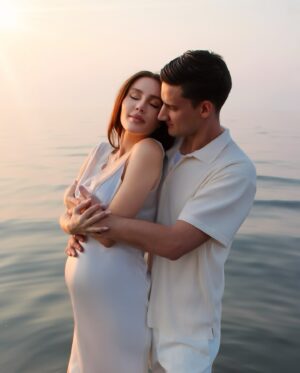 Haneia Maurer Instagram - Une belle surprise à vous annoncer : une nouvelle petite âme vient bientôt nous rejoindre ! 
Vous pensez que je suis à combien de semaines de grossesse ? #baby #pregnancy
