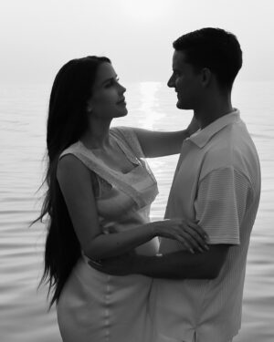 Haneia Maurer Instagram - Une belle surprise à vous annoncer : une nouvelle petite âme vient bientôt nous rejoindre ! 
Vous pensez que je suis à combien de semaines de grossesse ? #baby #pregnancy