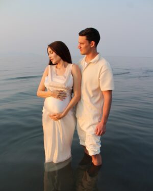 Haneia Maurer Instagram - Une belle surprise à vous annoncer : une nouvelle petite âme vient bientôt nous rejoindre ! 
Vous pensez que je suis à combien de semaines de grossesse ? #baby #pregnancy