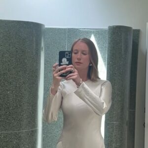 Hannah Einbinder Instagram - looking like a real estate agent you can trust in @thewrap 🩵 i will sell your house over asking and get you an extension on inspections!