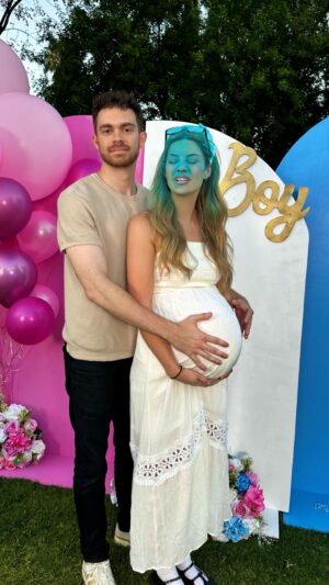 Hannah Stocking Instagram - Gender reveal 🤰👦 @maxgoodrich