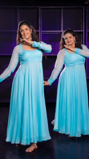 Harleen Sethi Instagram - इत्तेफाक से तो नहीं हम दोनो टकराएं 
कुछ तो साज़िश, खुदा की भी होगी ..
Dance is not so much about the movement as much as it’s about the feeling.. and a huge part of that feeling comes from the music that we dance to.. This song-the lyrics, the tune of it managed to evoke a femininity within Harleen and TJ which we wanted to celebrate and this video is a result of the same.. here’s to celebrating our vulnerability as our strength, our nurturing instincts as our superpower.. 
Here is to women, our tribe - Tu Hai Toh by @neetimohan18 💛
DC: @shetty_tejaswi
Beautiful Outfits : @_mrunalmistry_ 
Superb Makeup: @makeupbyvinod
Amaze Hair: @sunny_hairr
Creatively shot by : @vikasgorule 📸
Love this Studio: @thetopknok 📍Andheri W ( 7045678970 ) 
Special Thanks 🙏 : @vivekgautam @nifdandheri 

Wanna learn and dance this choreography ? 
Workshop details - 25th aug Sunday | 5.00 pm to 7.00 pm
📍Studio MYST by @thetopknok , 302-305 , Mohid Heights Commercial , RTO Lane , Andheri West 
To register WhatsApp “ TJ “ to 7045678970