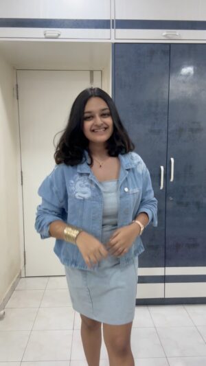 Harshita Ojha Instagram - This is fun 🎀

#loubie #dance #trend #reels #instagram #harshitaojha