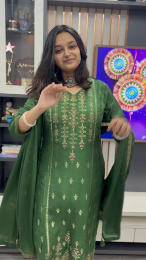 Harshita Ojha Instagram - Here’s a cute fit check reel for yall ♥️🎀
#outfit #traditional #indian #harshitaojha