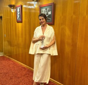 Hatice Aslan Instagram - @filmsanvakf çok teşekkür ederim 🤍  Sayenizde uzun zamandır görmediğim , sinemaya emek vermiş ;buralara gelmemizde katkısı olan çok değerli insanlarla buluşturdunuz. @engincaglar_blacksahne başkanlığında Sinema,Tiyatro ve Dizi sektöründe emeği geçen herkese minnettarım.Gücümüzün farkındayız. @meralkonrat ve @kivancterzioglu çok teşekkür ederim güzel sunumlarınız için .💞 @crrkonsersalonu bizi ağırladınız için çok teşekkür ederiz 💟  Ve @personamenajerlik meleklerimiz yine iş başındaydı . @melisaydemiir hep yanıbaşımızda @bademcisalih ve bana destek oldu 💖@mehtapelaidiofficial @mehtapelaidi hayranım yaptığınız tasarımlara .Hem şık hem rahat olmanın konforunu yaşatıyor 💚… Canım @ertan.altun1 25 Yıldır saçlarım sana emanet. Sen olmadığın günler bile yıka /çık saçı yaptığın için çok teşekkür ederim🧡 @bahar.dizi iyi ki birlikteyiz 💜 
Hayatın devam ettiğini ve bir anda bittiğini ,önce kendimize adaletli ve dürüst olmamız gerektiğini hatırlamamız dileğiyle.

Farkındayım Her şey geçici
 başarı / başarısızlık 
mutluluk /mutsuzluk 
kayıp /kazanç 
övgü / yergi … 
#sugibiazizol #kırmadanincitmeden