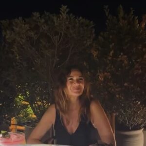 Hatice Aslan Instagram - Sohbeti ,yemeği ,müziği,atmosferi şahane bir akşamdı.Teşekkür ederim bu nazik davet için @mugeugurlarr 🙏🏼❤️🌹(sevgili yönetmenim)
@comoyalikavak yolunuz açık olsun,herkesin ellerine sağlık 💯