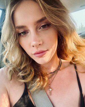 Hayal Köseoğlu Instagram - resting bitch face eşliğinde sağ ayakla girdiğimiz sürpriz sonlu ağustos dump'ı.