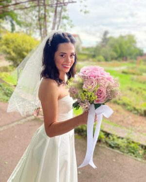 Hazal Türesan Instagram - Bonjour Madame, Bonjour Monsieur 🤩,
Vous êtes très belle ensemble 😍. Je vous aime beaucoup 😘

Not: sarı çantam ❤️
 Paris trafiği❤️
 Şoförlük ❤️
 Şahit edilmek😍♥️❤️🥹

Veee @egemiko nun Paris’in en rahat en cool gelini olmasını sağlayan @atolyemariposa ❤️ ve @n1han 
Lav yu❤️