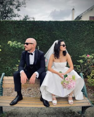 Hazal Türesan Instagram - Bonjour Madame, Bonjour Monsieur 🤩,
Vous êtes très belle ensemble 😍. Je vous aime beaucoup 😘

Not: sarı çantam ❤️
 Paris trafiği❤️
 Şoförlük ❤️
 Şahit edilmek😍♥️❤️🥹

Veee @egemiko nun Paris’in en rahat en cool gelini olmasını sağlayan @atolyemariposa ❤️ ve @n1han 
Lav yu❤️