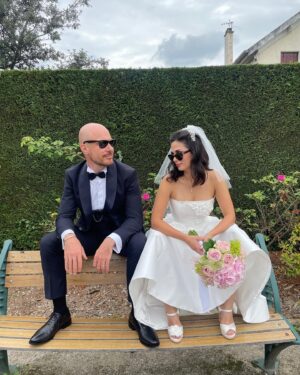 Hazal Türesan Instagram - Bonjour Madame, Bonjour Monsieur 🤩,
Vous êtes très belle ensemble 😍. Je vous aime beaucoup 😘

Not: sarı çantam ❤️
 Paris trafiği❤️
 Şoförlük ❤️
 Şahit edilmek😍♥️❤️🥹

Veee @egemiko nun Paris’in en rahat en cool gelini olmasını sağlayan @atolyemariposa ❤️ ve @n1han 
Lav yu❤️