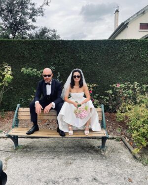 Hazal Türesan Instagram - Bonjour Madame, Bonjour Monsieur 🤩,
Vous êtes très belle ensemble 😍. Je vous aime beaucoup 😘

Not: sarı çantam ❤️
 Paris trafiği❤️
 Şoförlük ❤️
 Şahit edilmek😍♥️❤️🥹

Veee @egemiko nun Paris’in en rahat en cool gelini olmasını sağlayan @atolyemariposa ❤️ ve @n1han 
Lav yu❤️