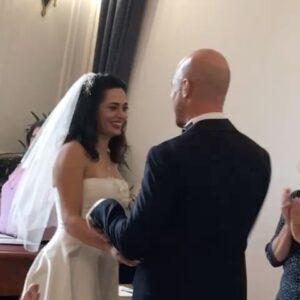 Hazal Türesan Instagram - Bonjour Madame, Bonjour Monsieur 🤩,
Vous êtes très belle ensemble 😍. Je vous aime beaucoup 😘

Not: sarı çantam ❤️
 Paris trafiği❤️
 Şoförlük ❤️
 Şahit edilmek😍♥️❤️🥹

Veee @egemiko nun Paris’in en rahat en cool gelini olmasını sağlayan @atolyemariposa ❤️ ve @n1han 
Lav yu❤️