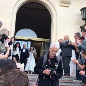 Hazal Türesan Instagram - Bonjour Madame, Bonjour Monsieur 🤩,
Vous êtes très belle ensemble 😍. Je vous aime beaucoup 😘

Not: sarı çantam ❤️
 Paris trafiği❤️
 Şoförlük ❤️
 Şahit edilmek😍♥️❤️🥹

Veee @egemiko nun Paris’in en rahat en cool gelini olmasını sağlayan @atolyemariposa ❤️ ve @n1han 
Lav yu❤️