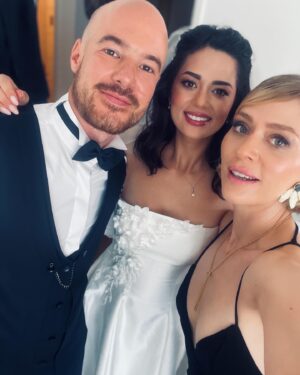 Hazal Türesan Instagram - Bonjour Madame, Bonjour Monsieur 🤩,
Vous êtes très belle ensemble 😍. Je vous aime beaucoup 😘

Not: sarı çantam ❤️
 Paris trafiği❤️
 Şoförlük ❤️
 Şahit edilmek😍♥️❤️🥹

Veee @egemiko nun Paris’in en rahat en cool gelini olmasını sağlayan @atolyemariposa ❤️ ve @n1han 
Lav yu❤️