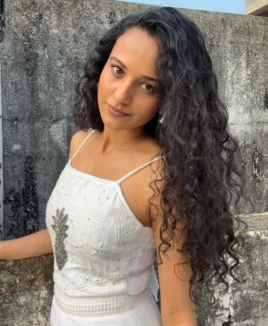 Heena Parmar Instagram - Hello ♥️

#heenaparmar #pic #white #curly #curlyhair #curls #curlyhairstyles #curlybeauties #curlygirls #hair #explore #explorepage