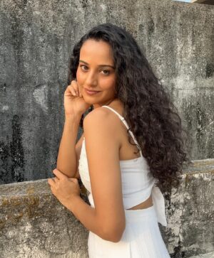Heena Parmar Instagram - Hello ♥️

#heenaparmar #pic #white #curly #curlyhair #curls #curlyhairstyles #curlybeauties #curlygirls #hair #explore #explorepage
