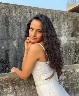 Heena Parmar Instagram - Hello ♥️

#heenaparmar #pic #white #curly #curlyhair #curls #curlyhairstyles #curlybeauties #curlygirls #hair #explore #explorepage