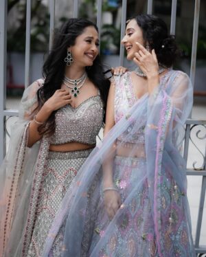 Heena Parmar Instagram - The Serena to my Blair.👯‍♀️
#heena #tina #frienshipgoals