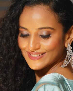 Heena Parmar Instagram - You’re God’s Art. ✨

Makeup : @zuberiya_ansari ♥️

#heenaparmar #god #pic #saree #curl #curly #curlyhair #curls #curlyhairstyles #curlygirl #explorepage #explore