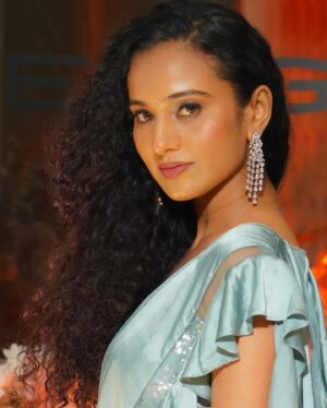 Heena Parmar Instagram - You’re God’s Art. ✨

Makeup : @zuberiya_ansari ♥️

#heenaparmar #god #pic #saree #curl #curly #curlyhair #curls #curlyhairstyles #curlygirl #explorepage #explore