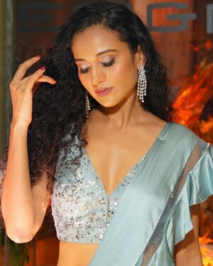 Heena Parmar Instagram - You’re God’s Art. ✨

Makeup : @zuberiya_ansari ♥️

#heenaparmar #god #pic #saree #curl #curly #curlyhair #curls #curlyhairstyles #curlygirl #explorepage #explore