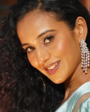 Heena Parmar Instagram - You’re God’s Art. ✨

Makeup : @zuberiya_ansari ♥️

#heenaparmar #god #pic #saree #curl #curly #curlyhair #curls #curlyhairstyles #curlygirl #explorepage #explore