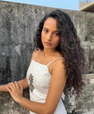Heena Parmar Instagram - Hello ♥️

#heenaparmar #pic #white #curly #curlyhair #curls #curlyhairstyles #curlybeauties #curlygirls #hair #explore #explorepage
