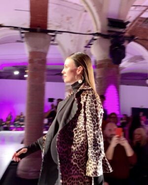 Helen Lindes Instagram - Ayer comenzó la semana de la moda, y me hizo recordar hace 5 años cuando desfilé embarazada de 6 meses, con mi niña Aura dentro. 🥰🥰 Vaya experiencia tan bonita, enriquecedora y empoderadora. He visto algunas modelos embarazadas también en esta edición y agradezco y aplaudo a los diseñadores que lo muestran. 👏👏 #modeloembarazada #desfileembarazada