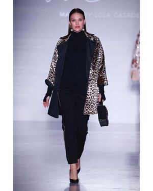 Helen Lindes Instagram - Ayer comenzó la semana de la moda, y me hizo recordar hace 5 años cuando desfilé embarazada de 6 meses, con mi niña Aura dentro. 🥰🥰 Vaya experiencia tan bonita, enriquecedora y empoderadora. He visto algunas modelos embarazadas también en esta edición y agradezco y aplaudo a los diseñadores que lo muestran. 👏👏 #modeloembarazada #desfileembarazada
