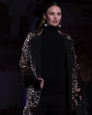 Helen Lindes Instagram - Ayer comenzó la semana de la moda, y me hizo recordar hace 5 años cuando desfilé embarazada de 6 meses, con mi niña Aura dentro. 🥰🥰 Vaya experiencia tan bonita, enriquecedora y empoderadora. He visto algunas modelos embarazadas también en esta edición y agradezco y aplaudo a los diseñadores que lo muestran. 👏👏 #modeloembarazada #desfileembarazada